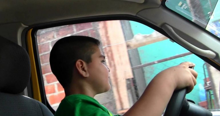 اليكم شوماخر السعودية.. طفل لم يتجاوز العاشرة من عمره (فيديو)